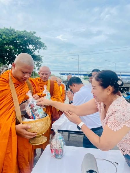 almsgiving buddhist lent